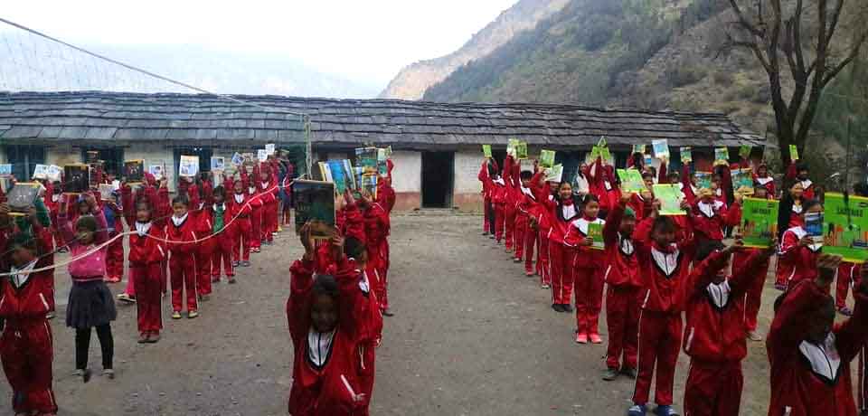 जन्मदिनको खर्च कटाएर जनता मावि दग्नामका विद्यार्थीहरुलाई स्टेशनरी सहयोग