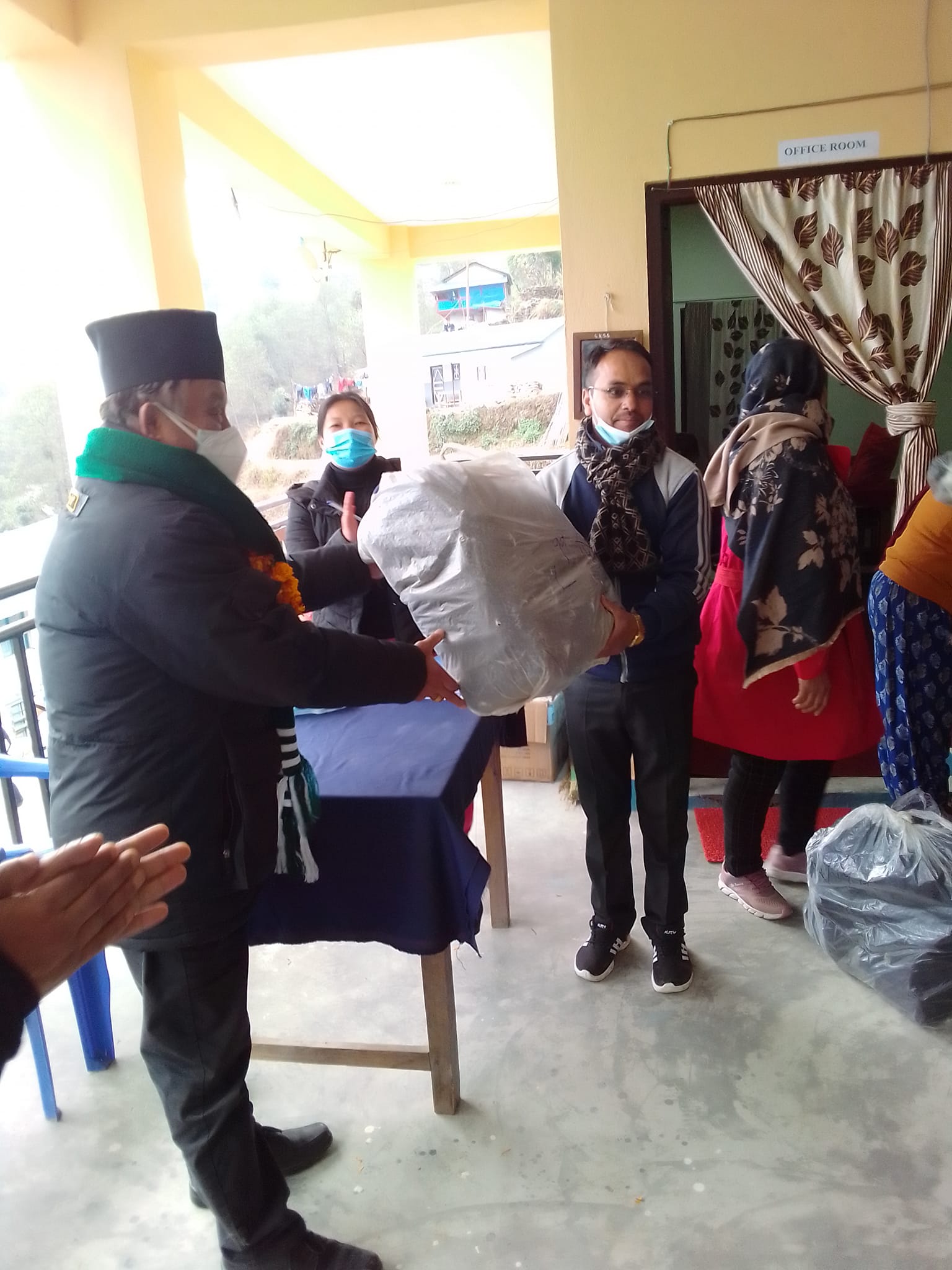 अन्नपूर्ण गाउँपालिका अध्यक्ष क्याप्टेन गर्बुजा पुनद्वारा जनप्रतिनिधिको तलब वापतको २० लाख रुपैयाँ सामाजिक क्षेत्रमा