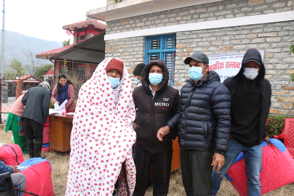 पुलाचौरका ज्येष्ठ नागरिकलाई न्यानो कपडा वितरण (तस्बिरहरु)
