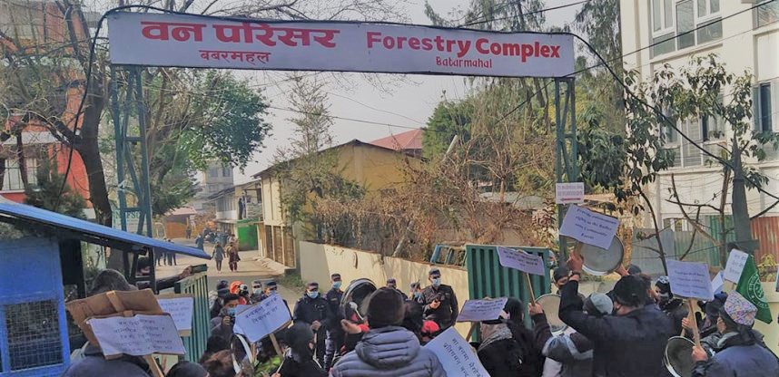 सामुदायिक वनमा प्रतिगमन भएको भन्दै प्रदर्शन