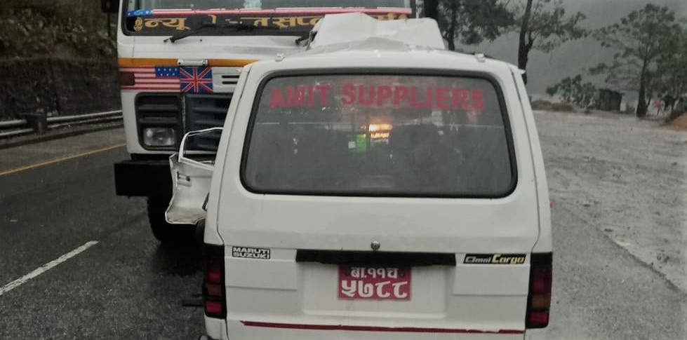 टिपरमा भ्यान ठोक्किँदा दुई जनाको मृत्यु