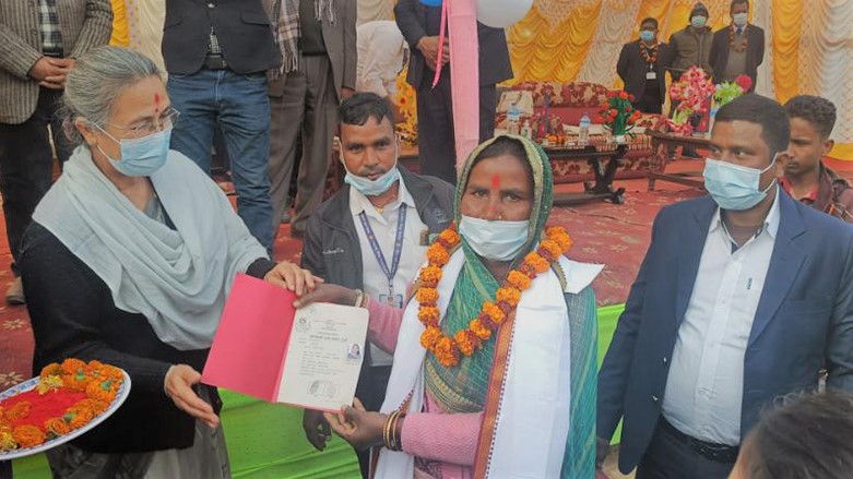 सिरहामा एक हजार घर परिवारलाई लालपूर्जा वितरण