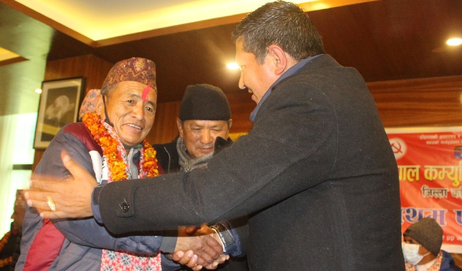 माओवादी नेता नेपाली एमालेमा प्रवेश