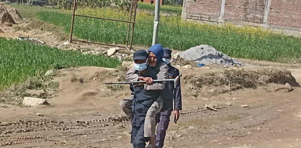 बाटोमा भेटिएका १०२ बर्षीय बृद्धलाई आलोपालो बोकेर अस्पताल पुर्‍याउने प्रहरी जवान पुरस्कृत