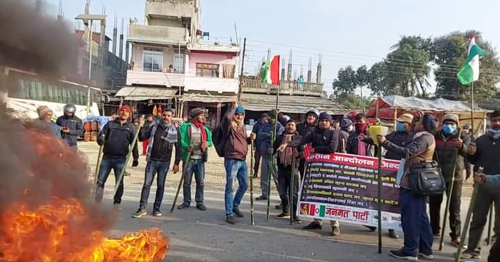राजमार्ग अवरूद्ध गरेर प्रदर्शन गर्दै सिके राउत नेतृत्वको जनमत पार्टी
