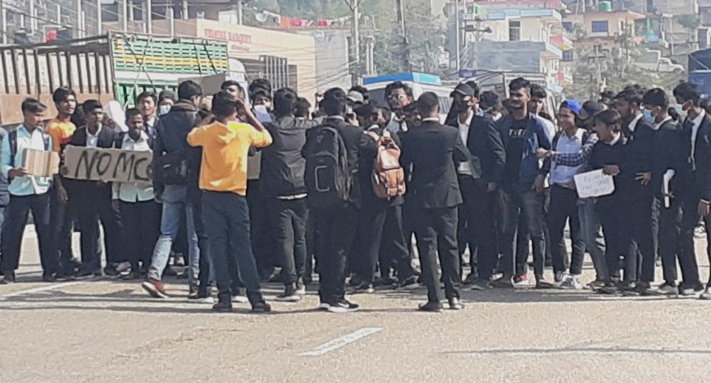 एमसीसी अनुमोदनको विरोधमा महोत्तरीका विद्यार्थी आन्दोलित