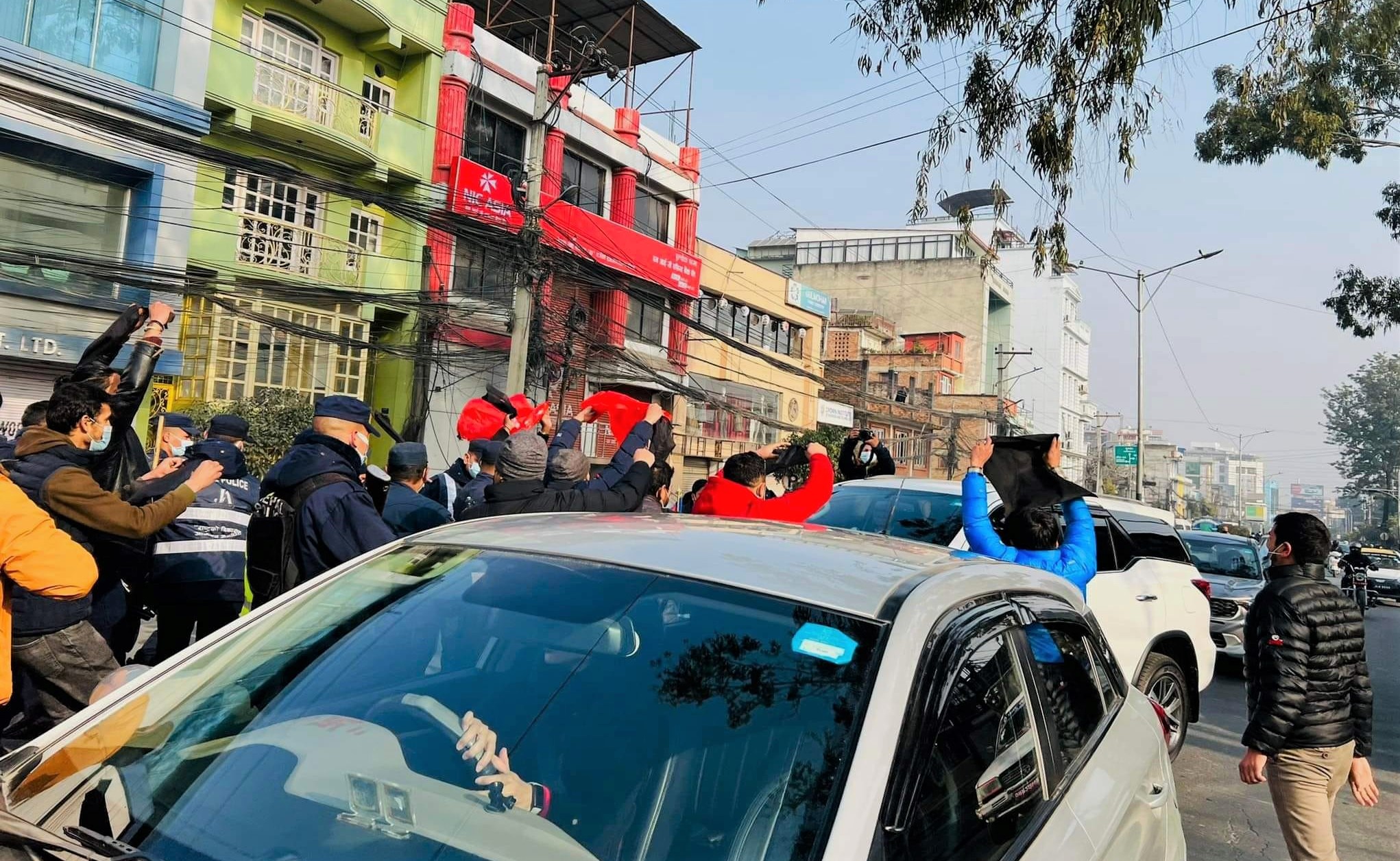 अनेरास्ववियुद्धारा स्थानीय चुनावको मिति घोषणा माग गर्दै मन्त्री क्वार्टरअगाडि प्रदर्शन