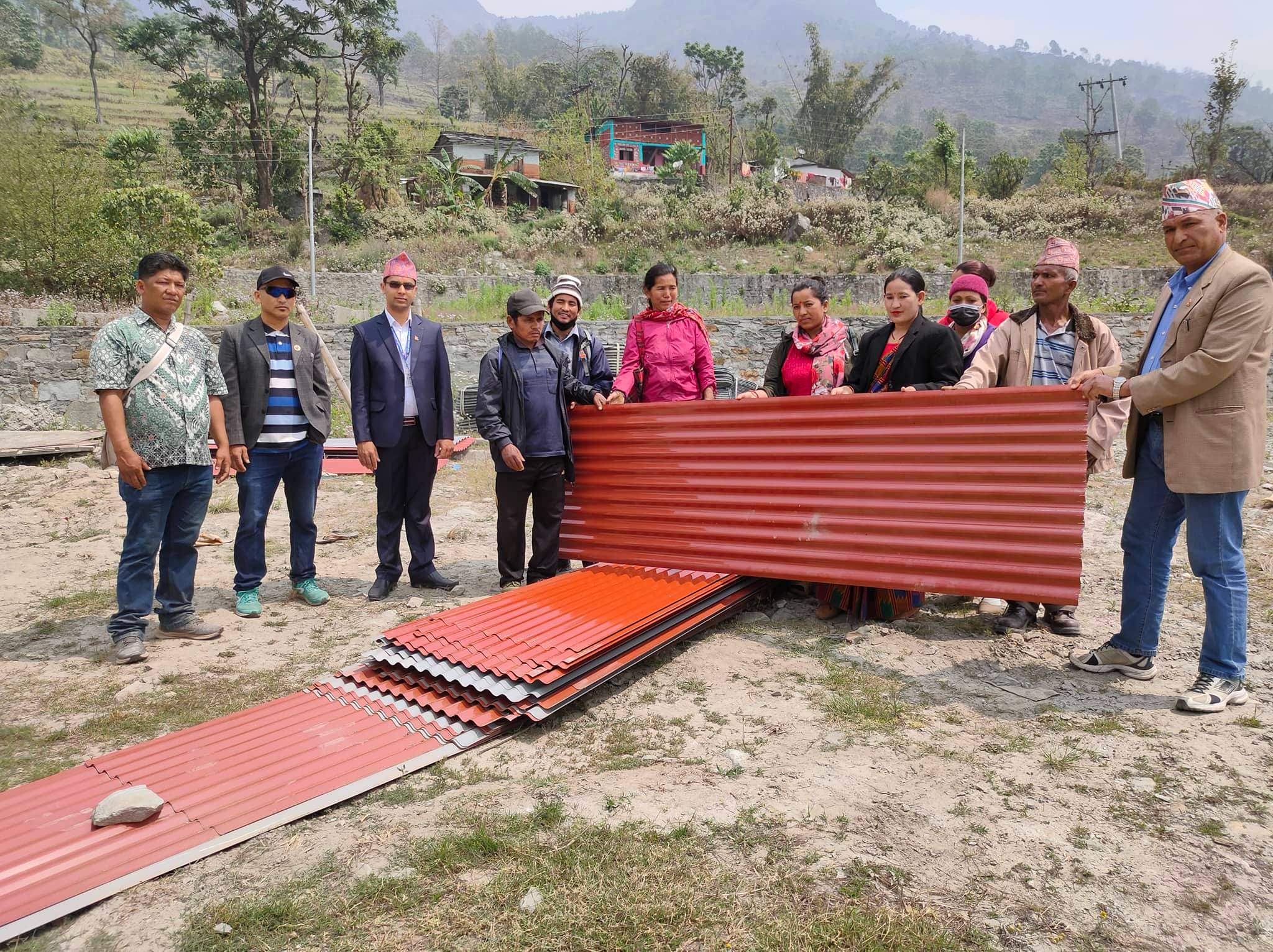 रघुगंगा गाउँपालिकामा विपन्न परिवारलाई जस्तापाता वितरण