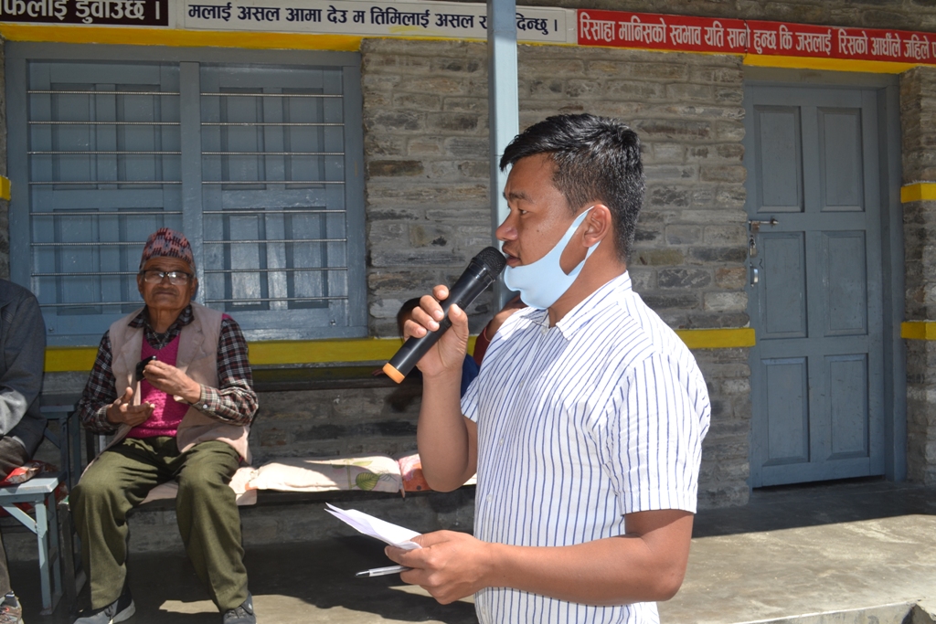 सिद्धार्थ माविलाई तीन लाख ७० हजार रुपैयाँ सहयोग (फोटो फिचर)