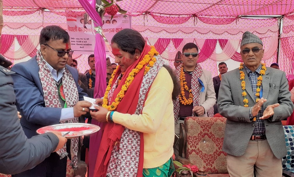 एमालेबाट निर्वाचित गाउँपालिका उपाध्यक्ष कांग्रेस प्रवेश