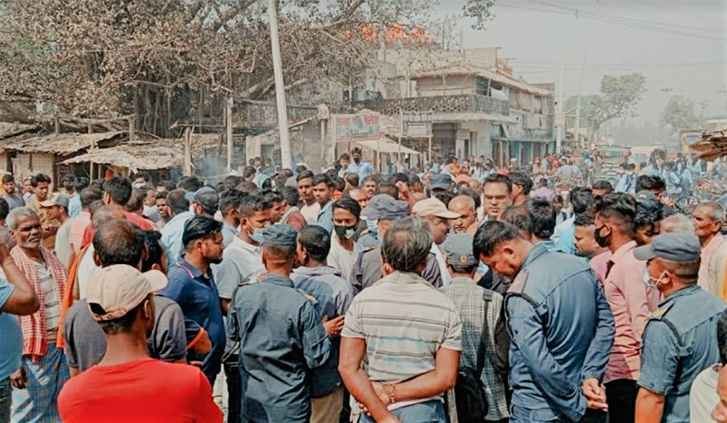 धनुषामा प्रहरी र व्यवसायीबीच झडप
