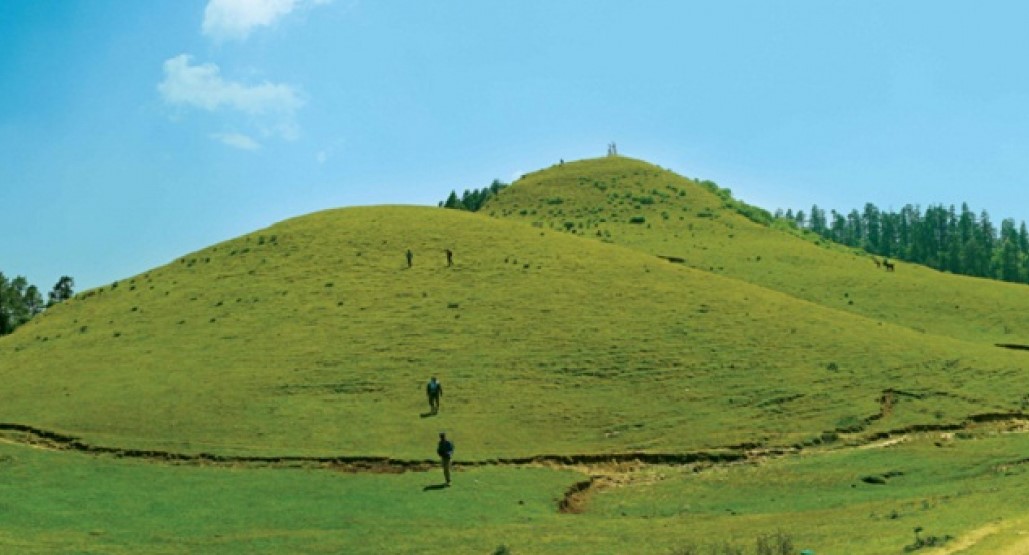 हेलिटुरमार्फत दुईसय पर्यटकले गरे खप्तड अवलोकन