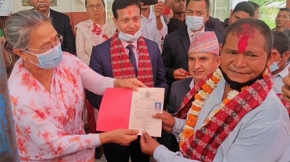 कोहलपुरका ९६ भूमिहीनलाई लालपुर्जा वितरण