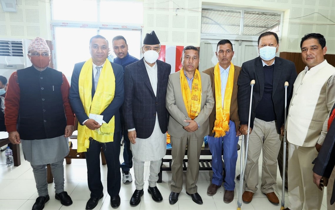 एमालेबाट निर्वाचित गाउँपालिका अध्यक्ष कांग्रेस प्रवेश
