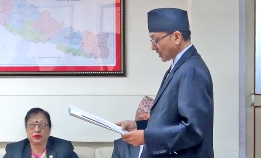 सर्वोच्चका न्यायाधीश श्रेष्ठले लिए सपथ