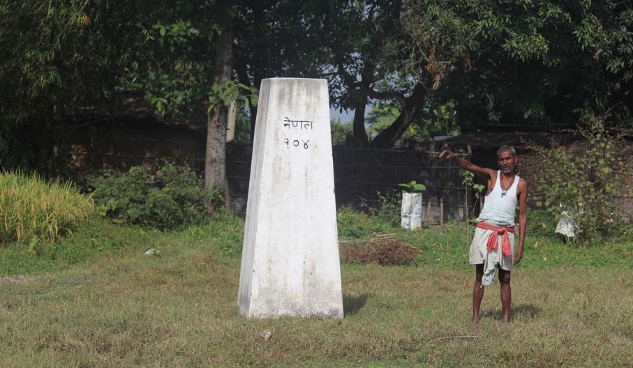 पूर्वका १२१ सीमा स्तम्भ गायब