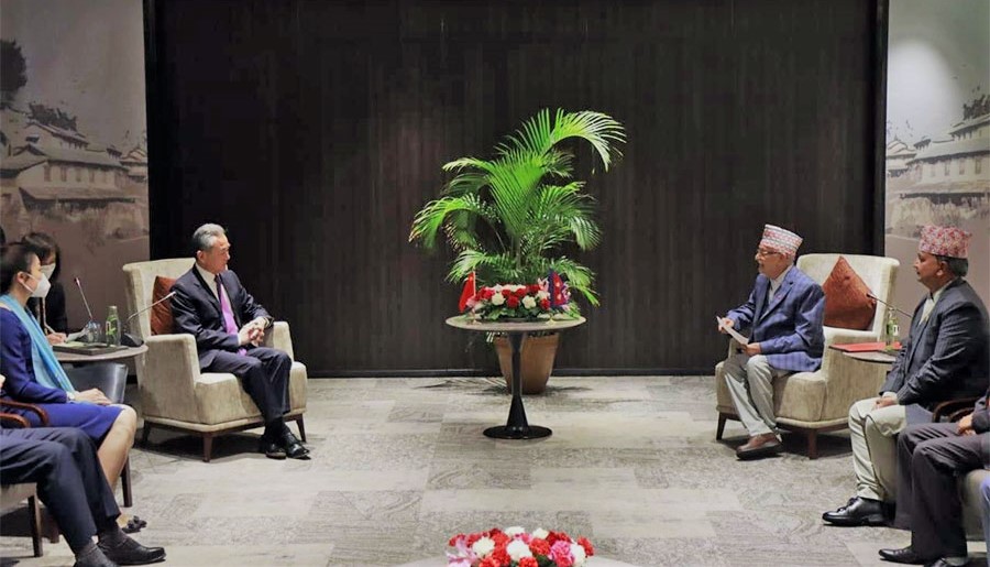चिनियाँ विदेशमन्त्री र एमाले अध्यक्ष ओलीबीच भेटवार्ता