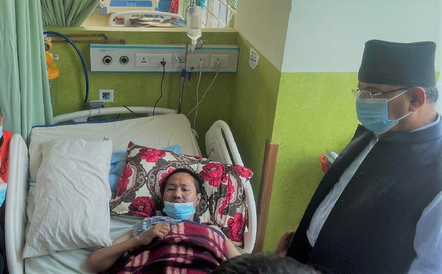 जनयुद्धका घाइते भक्त रानालाई भेट्न वीर अस्पताल पुगे प्रचण्ड