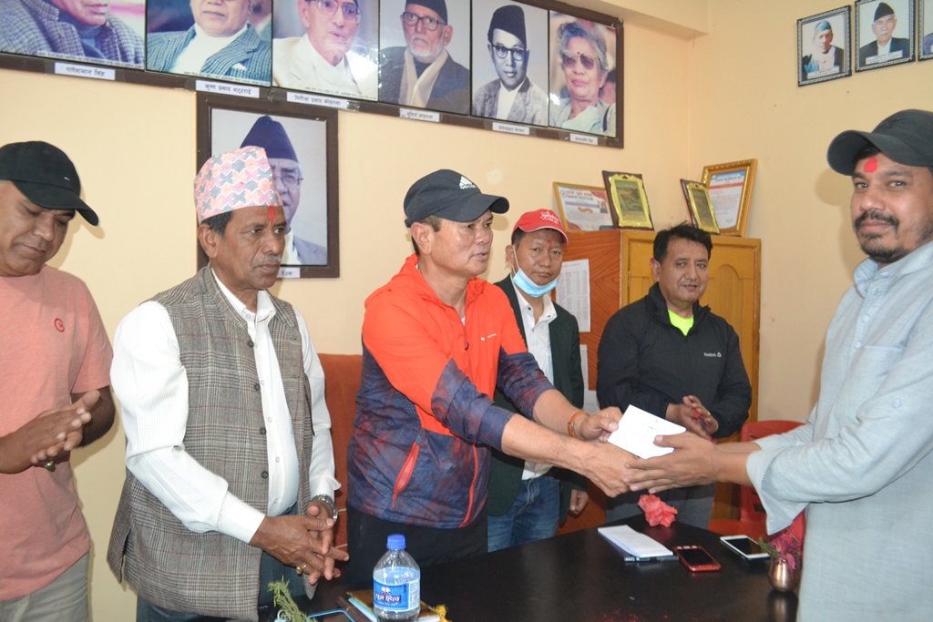 एमाले परित्याग गरी कांग्रेस प्रवेश