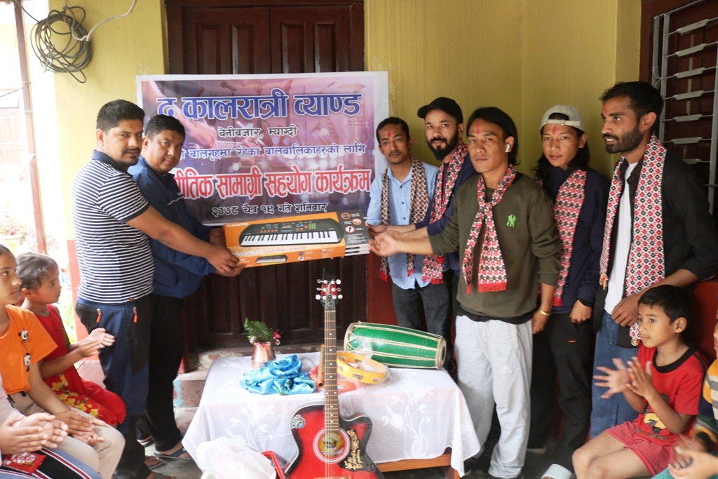 कालरात्री व्याण्डद्वारा बालगृहलाई साङ्गीतिक सामग्रीहरु सहयोग