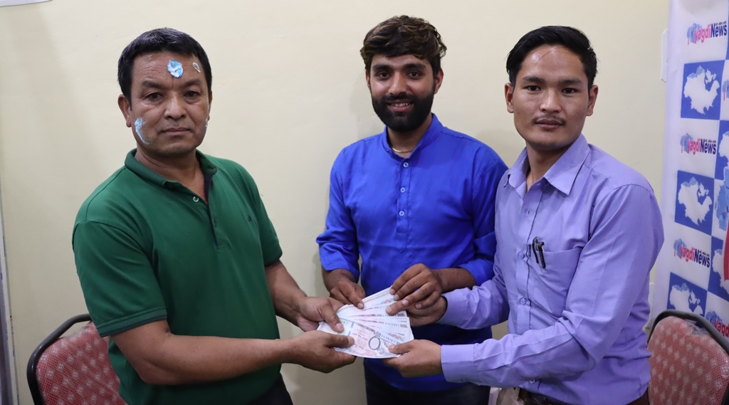 जन्मदिनमा पत्रकार गर्बुजाद्धारा प्रेस युनियन म्याग्दीलाई आर्थिक सहयोग