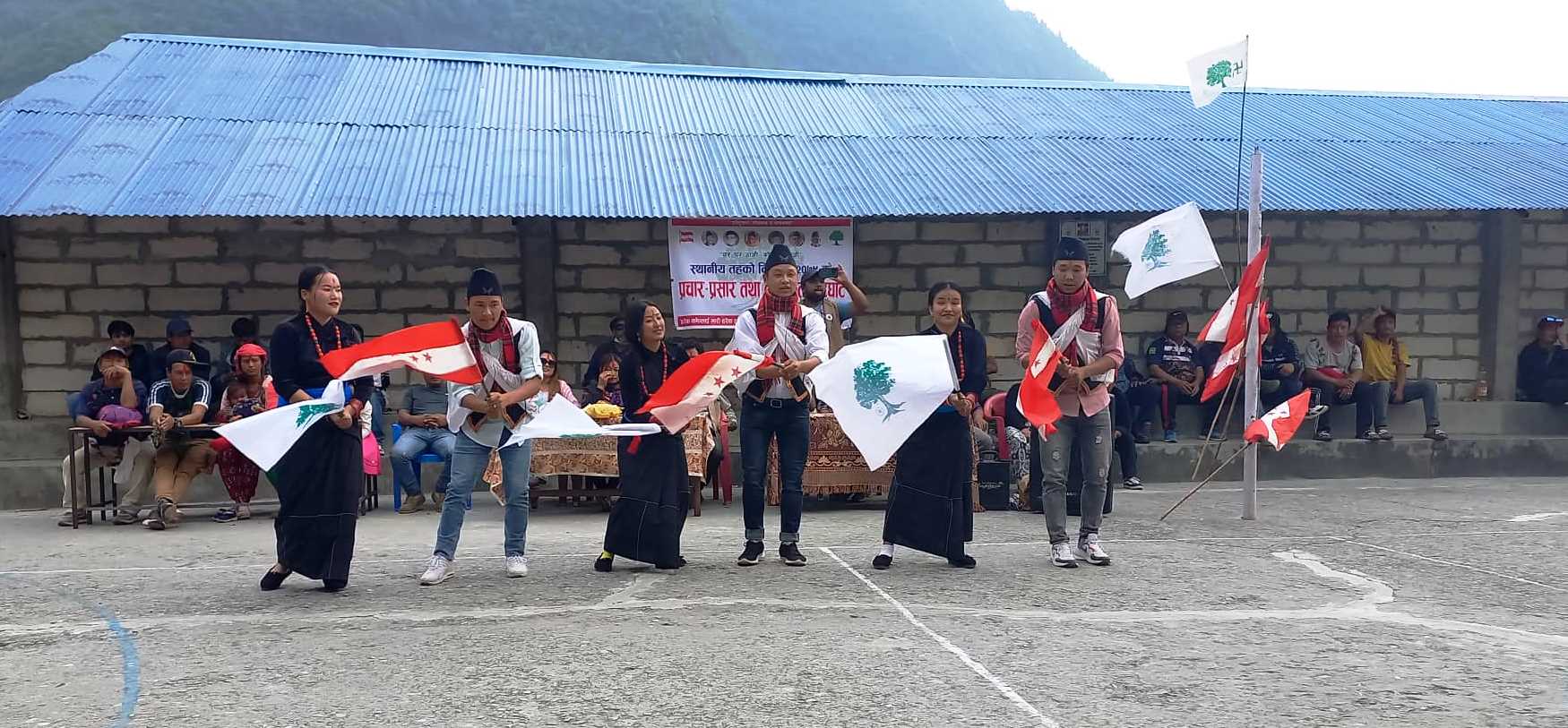 अन्नपूर्णमा कांग्रेसका उम्मेदवार मत माग्दै मतदाताको घरदैलोमा