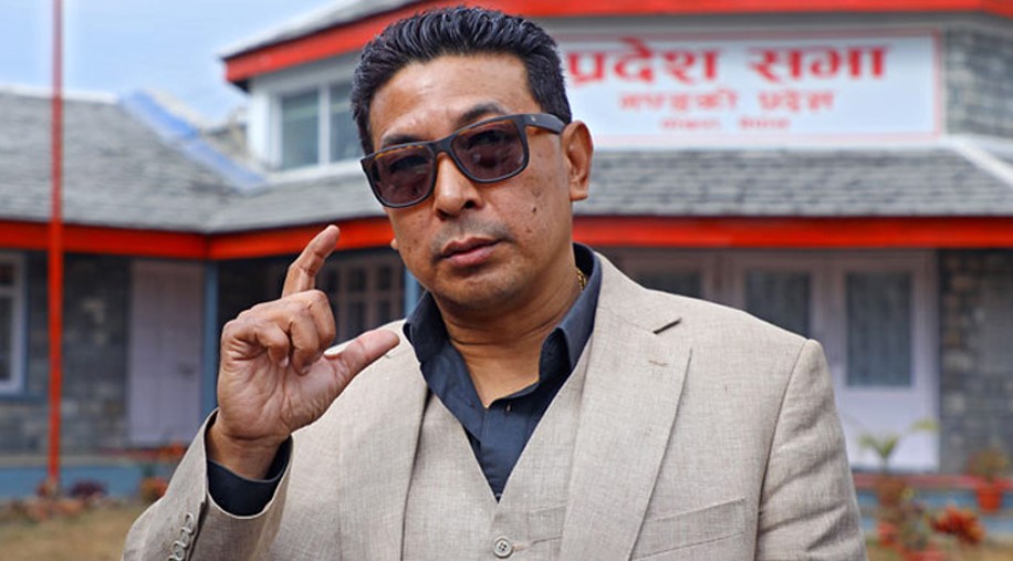 मन्त्री दीपक मनाङेले कुटे कर्मचारी