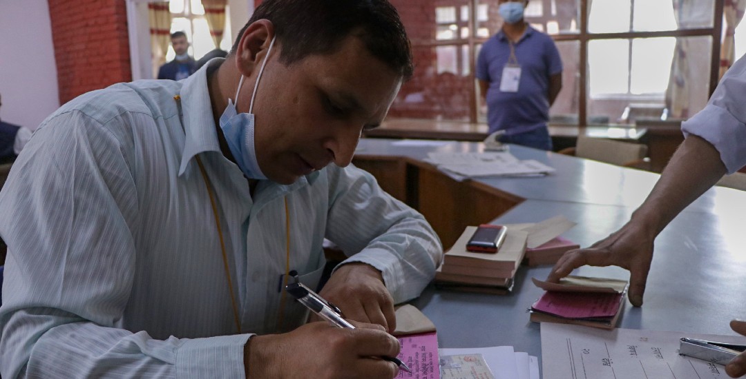 शिक्षकबाट राजीनामा नदिइ उपमेयरमा उम्मेदवारी दर्ता