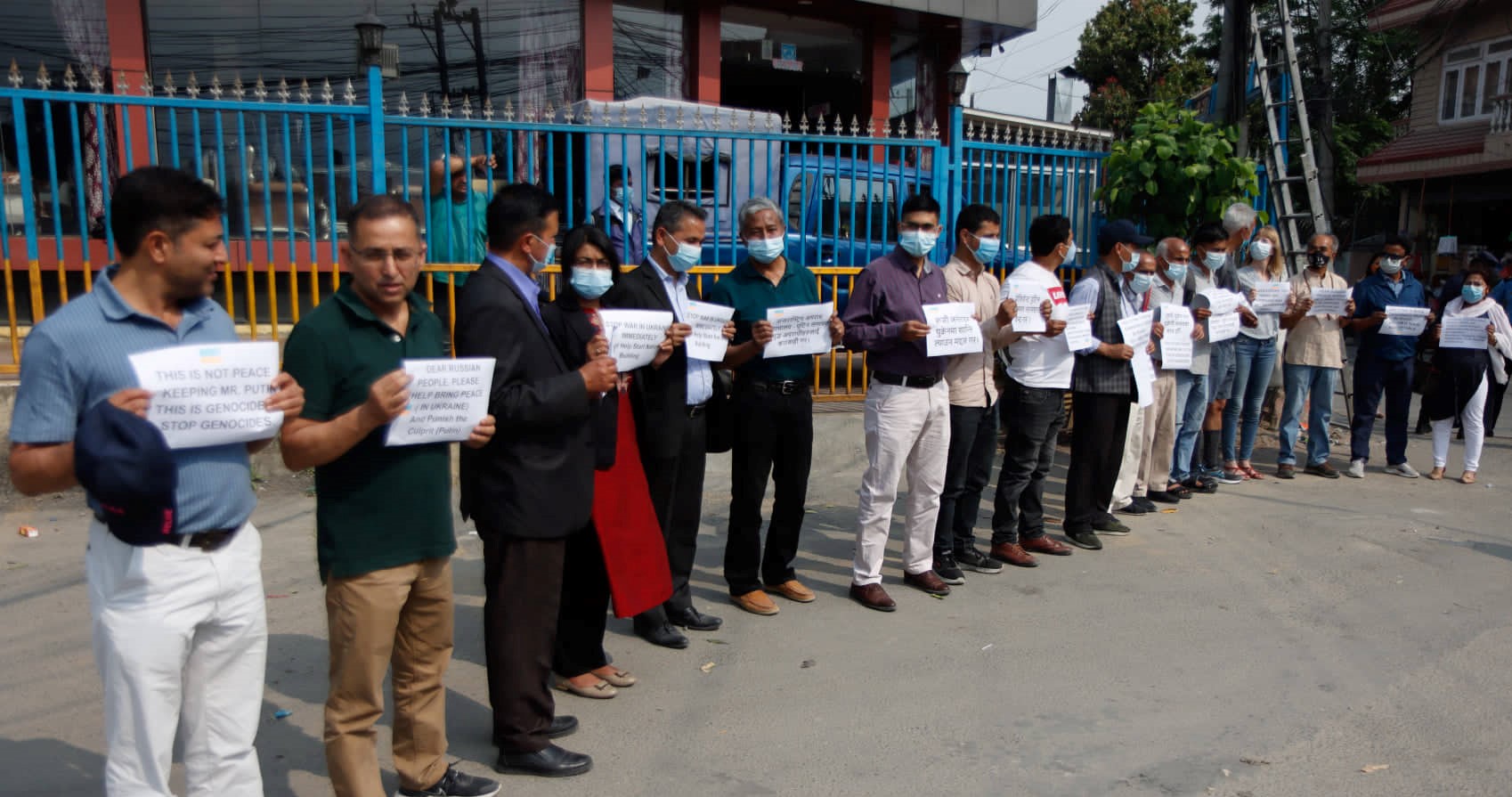 युक्रेनमाथिको आक्रमणको विरोधमा बालुवाटारमा नागरिक अभियन्ताहरूको मौन विरोध