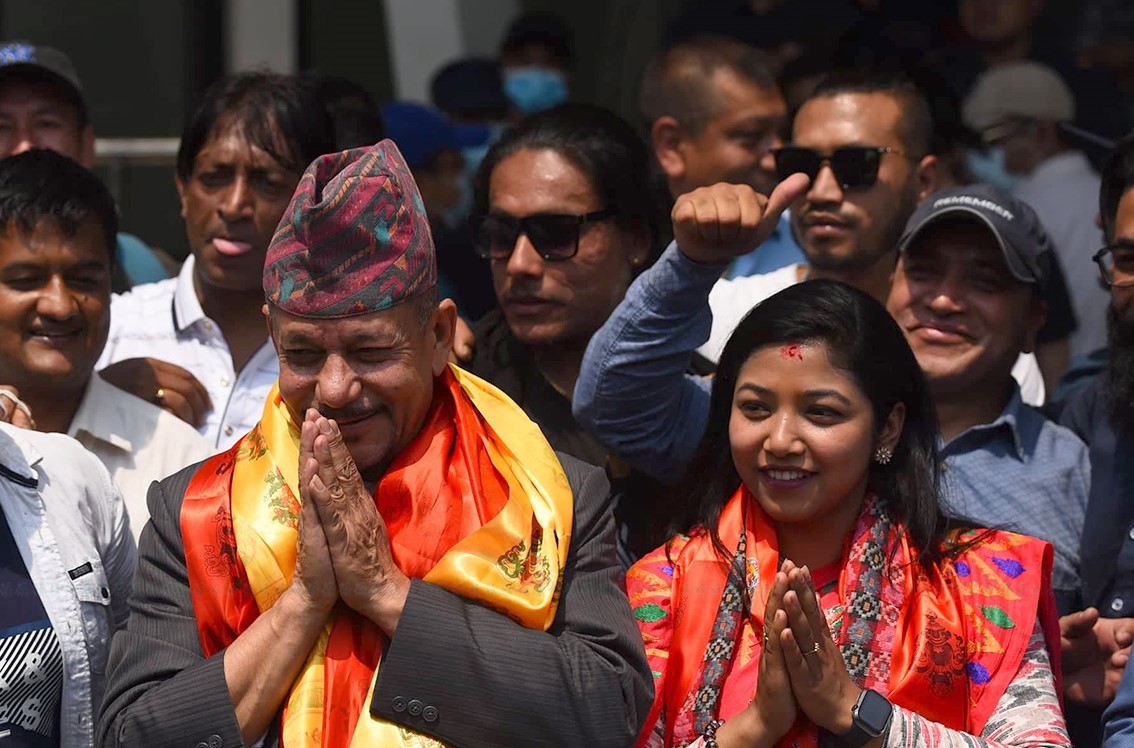 काठमाडौंको मेयरमा एमालेका स्थापित र डंगोलद्वारा उम्मेदवारी दर्ता