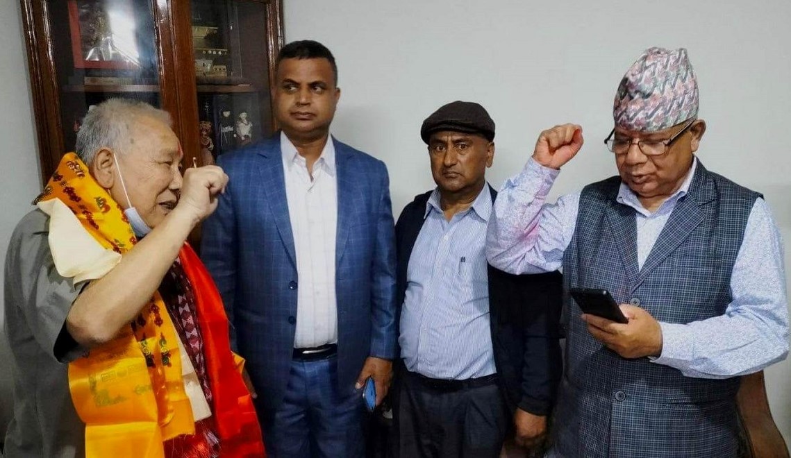 एमालेबाट निर्वाचित काठमाडौं महानगर २४ का वडाध्यक्ष श्रेष्ठ एकीकृत समाजवादीमा प्रवेश