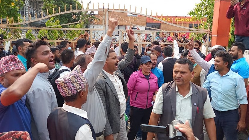 पोखरामा घोषणपत्र सार्वजनिक गर्ने कार्यक्रमस्थलमा कांग्रेस कार्यकर्ताको प्रदर्शन