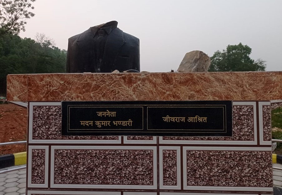 मदन भण्डारी र जीवराज आश्रितको शालिक तोडफोड