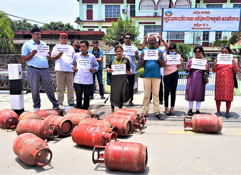 मुल्‍य वृद्धिविरुद्ध खाली सिलिन्डर राखेर मुख्यमन्त्री कार्यालय अगाडि प्रदर्शन
