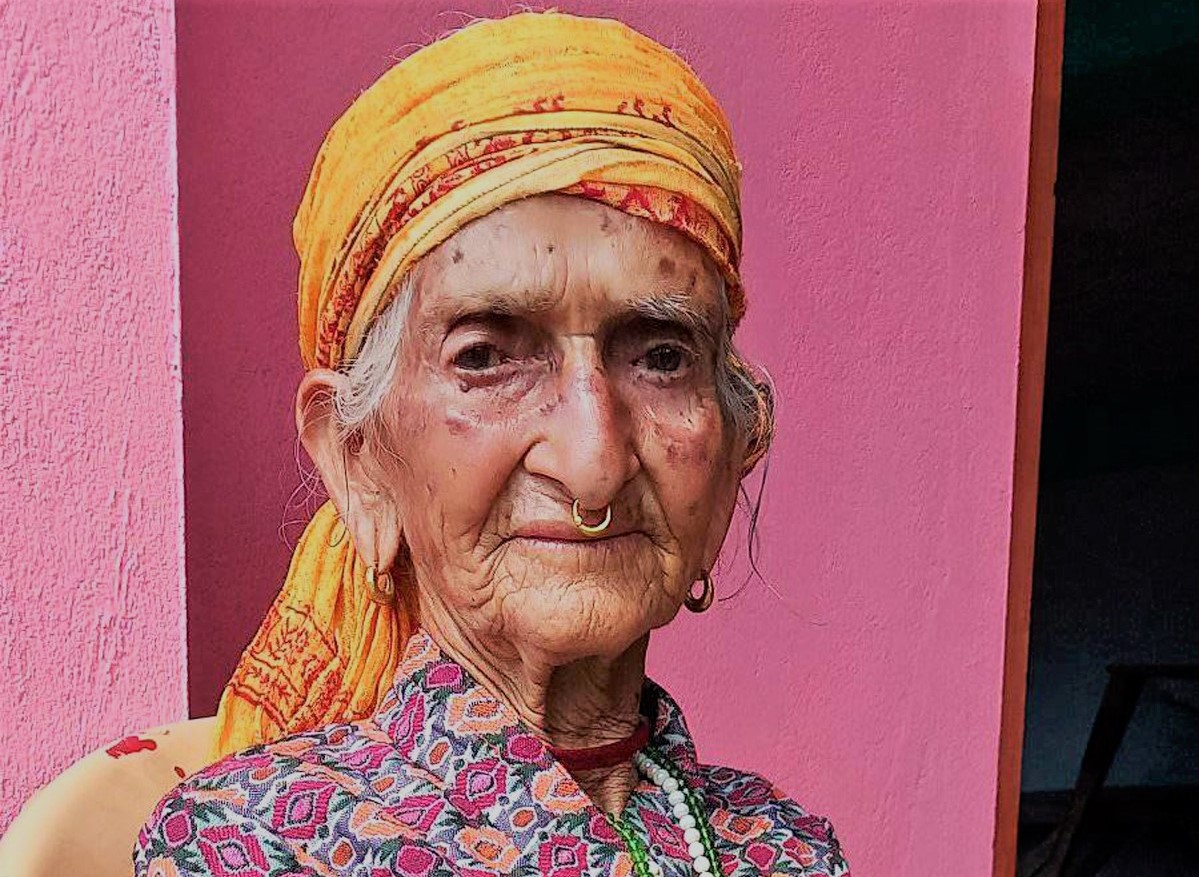 ११३ वर्षीया वृद्धाले गरिन् मतदान, भन्छिन् – गाउँठाउँको विकास होस्