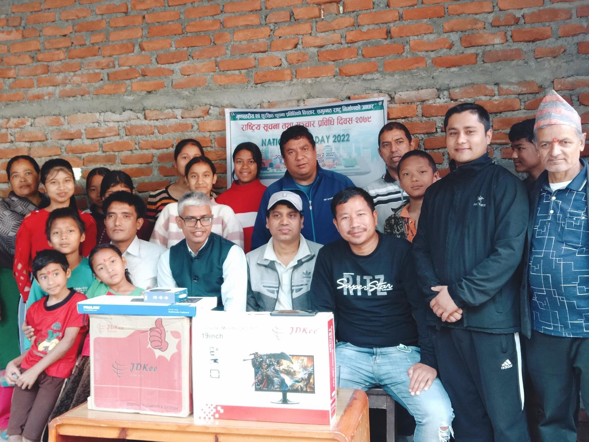 क्यान म्याग्दीद्धारा बालगृहलाई एक थान कम्प्युटर सहयोग