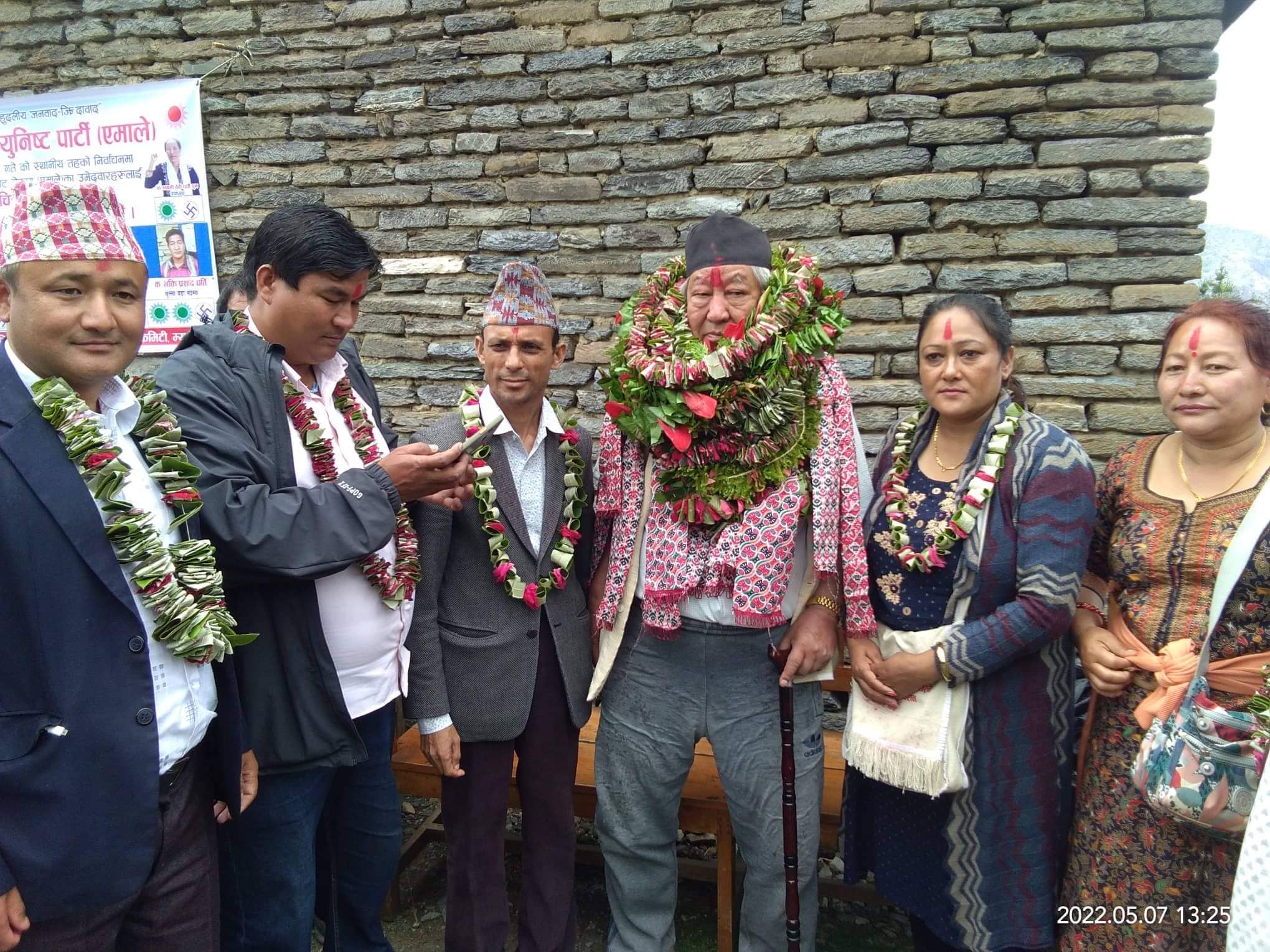 माओवादीबाट निर्वाचित वडा अध्यक्ष शेरचन नेकपा एमालेमा प्रवेश