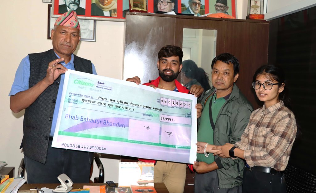 अध्यक्ष भण्डारीद्धारा प्रेस युनियन म्याग्दीलाई ५१ हजार १११ रुपैयाँ सहयोग