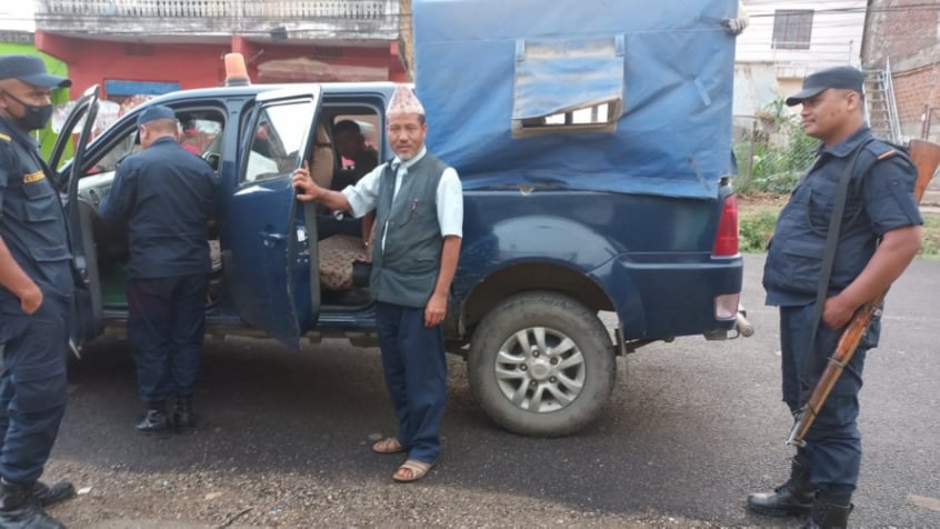 प्रचण्डलाई जुत्ता हान्छु भन्ने पत्रकार पक्राउ