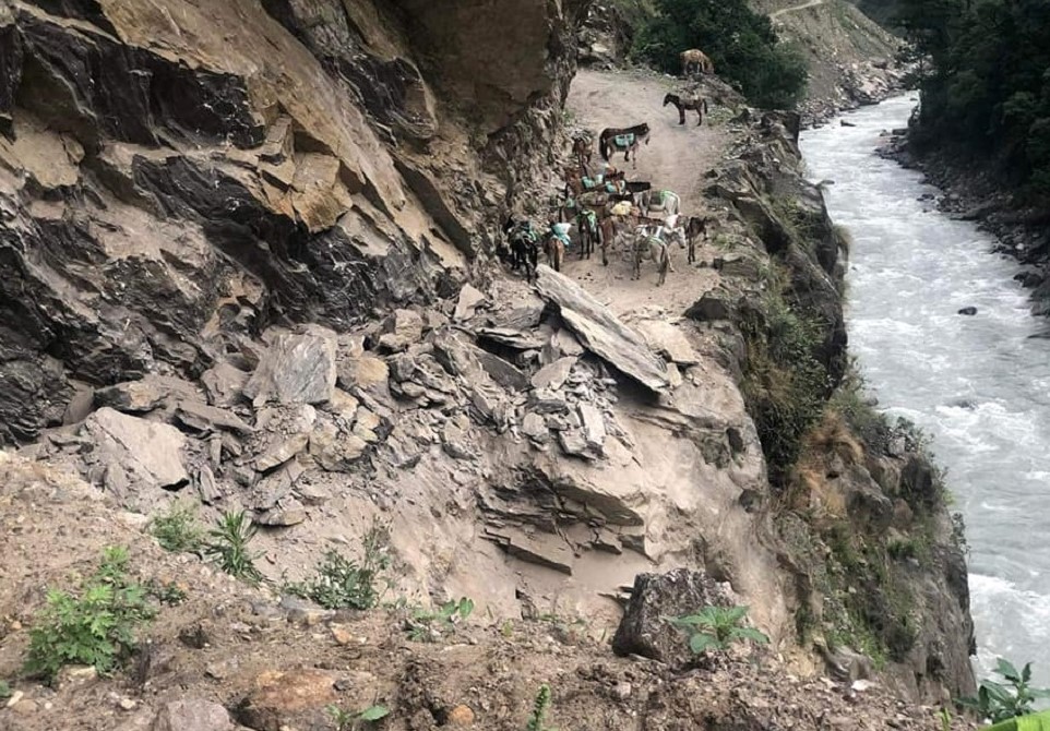 सुख्खा पहिरोले थुनियो उत्तरी गोरखा जाने बाटो