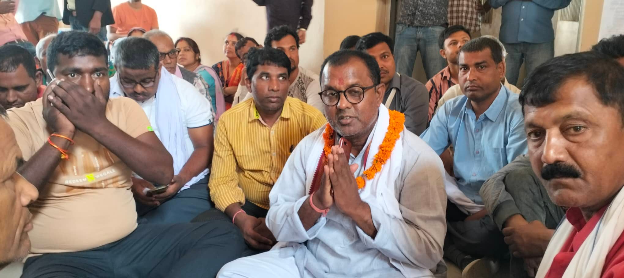 जनकपुरको मुख्य निर्वाचन अधिकृत कार्यालयमा धर्ना बसे मेयर उम्मेदवार मनोज साह