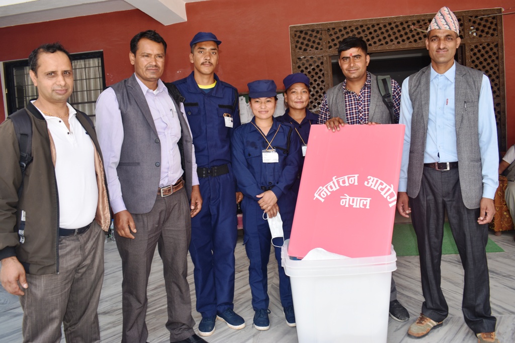 बेनीबाट मतदान केन्द्रतिर कर्मचारी हिड्न थाले