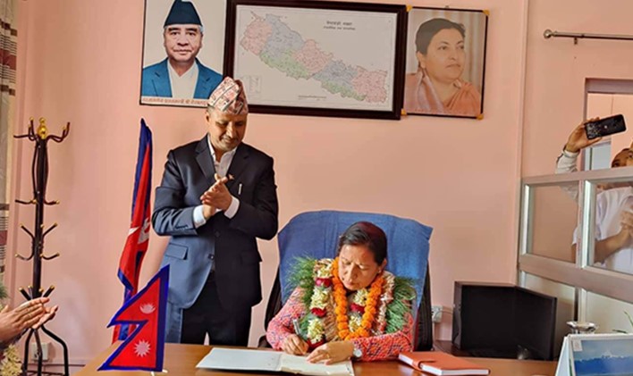 हेटौंडाकी मेयरको पहिलो निर्णय : विपन्न १५४१ परिवारको निशुल्क स्वाथ्य बीमा