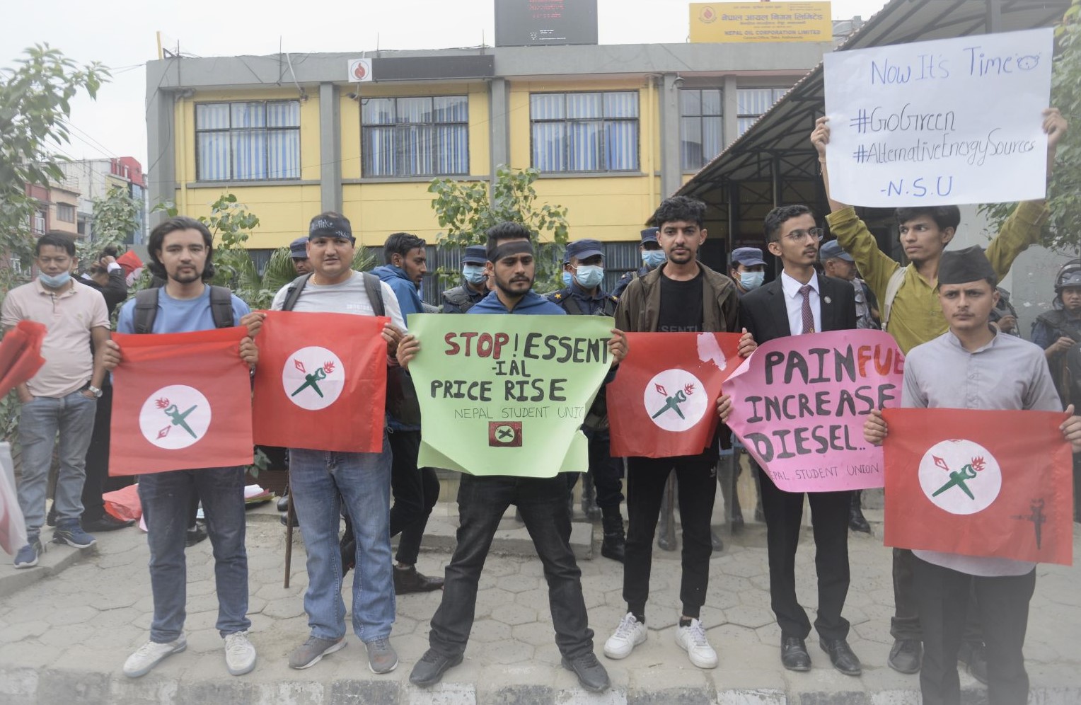 मूल्यवृद्धि फिर्ता लिन माग गर्दै विद्यार्थी संगठनद्वारा आयल निगम घेराउ