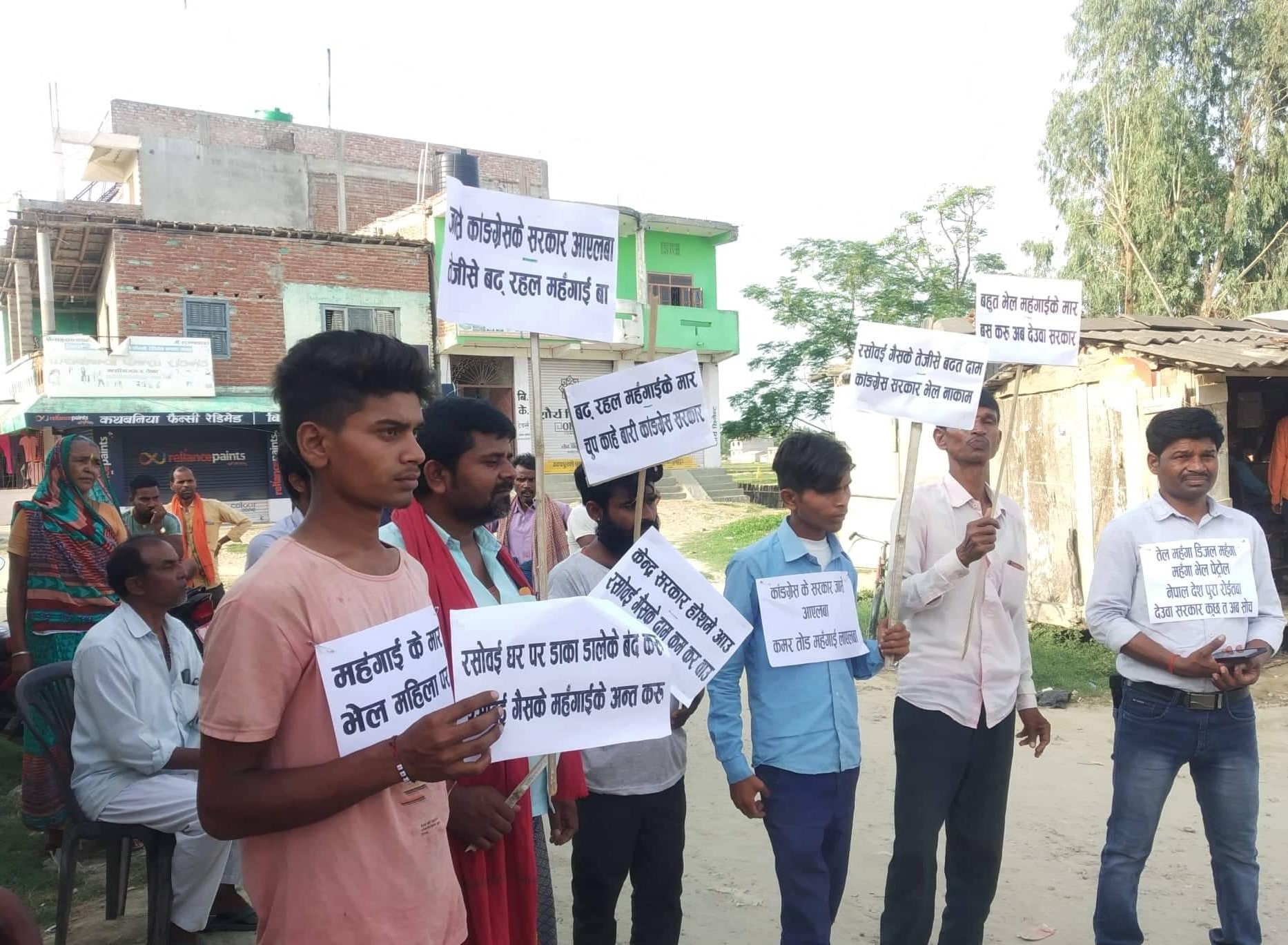 जनमत र सुशासन पार्टीका कार्यकर्ताद्वारा मूल्यवृद्धि विरुद्ध प्रदर्शन