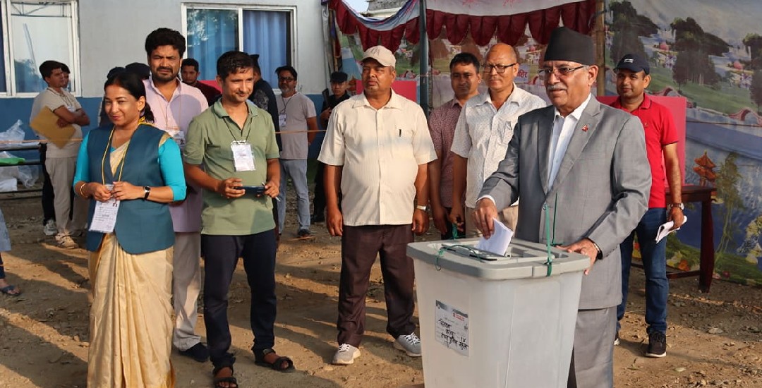 मतदानपछि प्रचण्डले भने– आयोगको ८ घण्टे स्पष्टीकरणबारे थाहा छैन