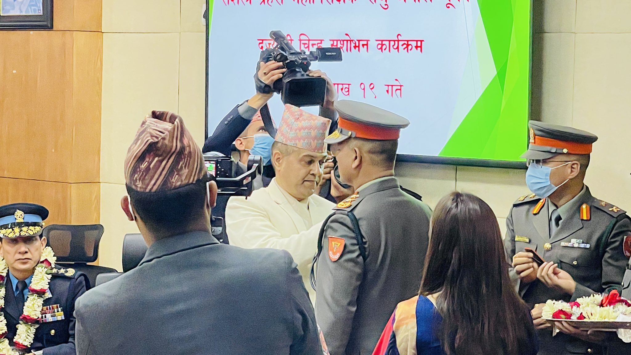 सशस्त्र प्रहरीका नवनियुक्त आईजीपीले लगाए दर्ज्यानी चिह्न