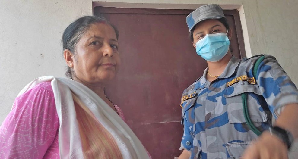 पैसा बाँडेको भन्दै बुटवलमा एमाले उम्मेदवारकी श्रीमती स्थानीयको कब्जामा