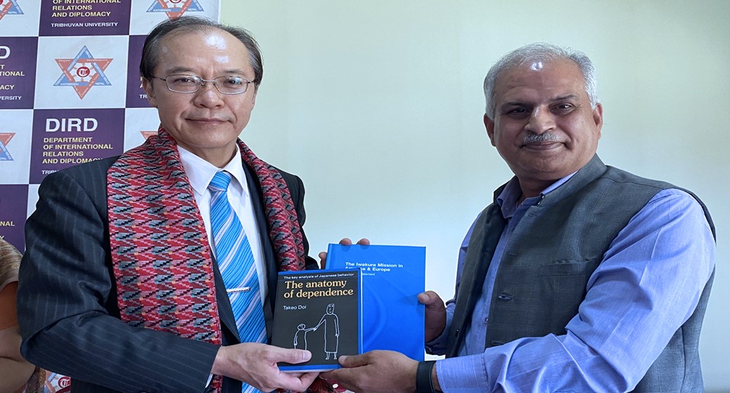जापानद्वारा त्रिविको अन्तर्राष्ट्रिय सम्बन्ध तथा कूटनीति विभागलाई पुस्तक हस्तान्तरण