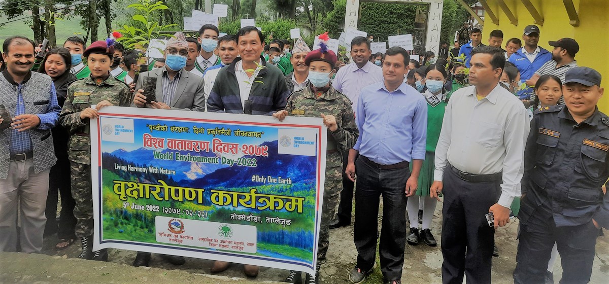 ताप्लेजुङमा वृक्षरोपणसंगै फोहोरमैला व्यवस्थापन भाँडा वितरण